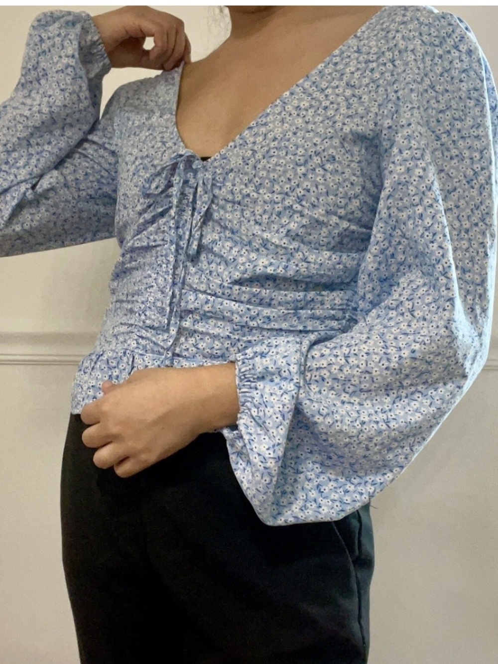 H&M Blue/White Ditzy Floral Print Ruched Top. Size X-Large.